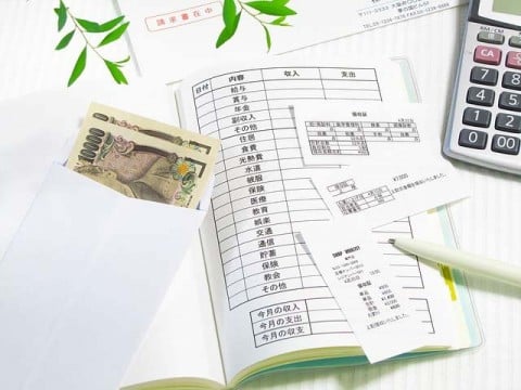 紙資料は増刷や郵送が必要なので、金銭的・人的なコストが発生する 紙資料は増刷や郵送が必要なので、金銭的・人的なコストが発生する