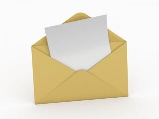 リーフレット(三つ折りパンフレット)は、ダイレクトメールや封筒に同封しやすい