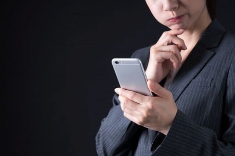 スマートフォン閲覧に対応していないホームページは、内容が見づらくバナーボタンも押しづらいので、訪問者にストレスを与えてしまう スマートフォン閲覧に対応していないホームページは、内容が見づらくバナーボタンも押しづらいので、訪問者にストレスを与えてしまう