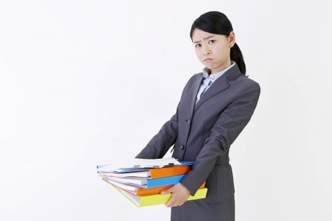 チラシやパンフレットなど大量の紙資料の管理には手間がかかり、郵送するとさらに雑務が発生する チラシやパンフレットなど大量の紙資料の管理には手間がかかり、郵送するとさらに雑務が発生する