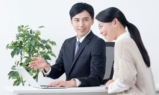 担当者が訪問してお打ち合わせを進め、導入時にも操作レクチャーをするので安心 担当者が訪問してお打ち合わせを進め、導入時にも操作レクチャーをするので安心