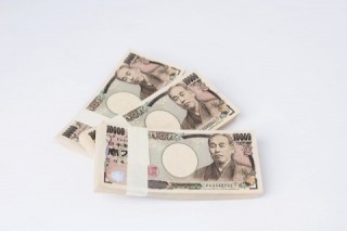 リスティング広告や、新聞広告やテレビCMでは高額な料金が発生する