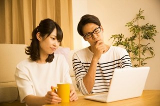 明らかに古臭く拙いデザインのホームページは、素人が作った看板や名刺と同じく悪い印象を与える