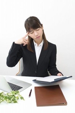 ホームページ制作会社に更新を依頼すると、電話・メールで内容を指示したり料金の社内決裁をしたりといった雑務が増加する
