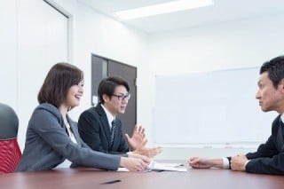公開予定日が迫っているときは、コンペ・相見積もりにこだわるよりも指名発注で作業を急いだほうがよい