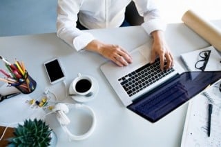 ホームページ制作業はパソコンが1台あれば始められるので、小さな会社やフリーランスが乱立している