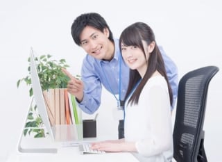 簡単といわれるCMSでも初心者がゼロから操作するのは難しいため、訪問してレクチャーしてくれるホームページ制作会社（業者）を選ぼう