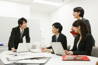CMSの操作方法の講習会を開いてくれる制作会社（業者）なら、社内にホームページ担当者を複数人作れるので利点が大きい