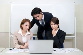 ここまで、知人・友人などの知り合いにホームぺージ制作を任せたときのデメリットについてご紹介してきました。 もちろん、知人・友人によるホームページ制作がすべて悪いわけではありません。 趣味のサークルや研究発表用のホームページなどであれば、知り合いに任せても十分なクオリティのホームページができるでしょう。 しかし、会社の看板となり販売を促進できるホームページを制作したいなら、知人・友人にお任せするのは安定性が低くリスクが高いといわざるをえません。 会社のホームページの開設・リニューアルをする際には、公開
