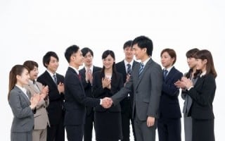 2019年の新卒採用で各企業が支払った採用コスト総額の平均値は557.9万円