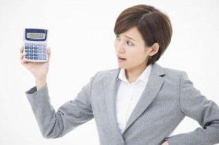 1人あたりで見ると、中小企業は大企業よりも高い金額を支払わなければ新卒社員を確保できない