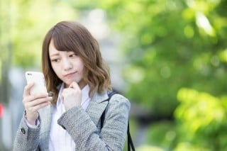 スマホ未対応のサイトに48％の方はイライラを感じ、36％の人は時間を無駄にしていると感じている
