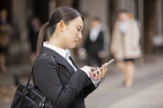 スマホ未対応のサイトは文字が小さく、バナーボタンやリンクを指で押しづらいので訪問者にストレスを与える