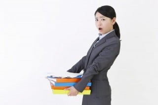 採用パンフレットの内容修正や、大量廃棄が採用コストを押し上げている