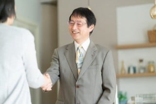 地方を巡って内定者の親に訪問する社長　「大切に育てたお子さんが働く場なのだから、もっと会社を成長させなくては」