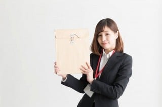 会社案内パンフレットや採用パンフレットの親への郵送はもっとも手軽に始めやすいオヤカク対策