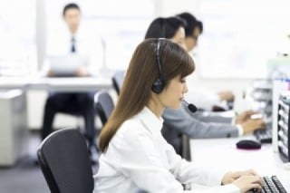 有人Webチャットを機能させるには、迅速に対応できるようにスタッフを常時待機させておく必要がある