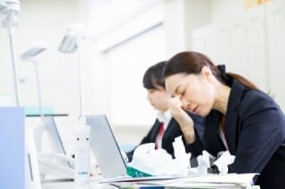 瞬時にチャット対応できる人材を常に複数人抱えておく必要があり、中小企業には重い負担になる