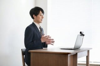 Web面接はオンラインで面接を進める手法のことで、2020年の新型コロナウイルス感染拡大から急速に普及が始まった