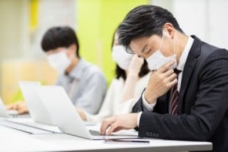 2020年の新型コロナウイルス感染拡大以降、対面面接は求職者・社員に感染症を広げてしまうリスクが高い