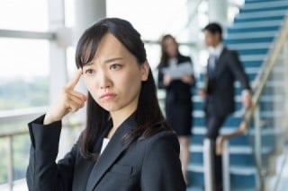建設現場や工場などの生産現場に出ている社員や、営業で外回りをしている社員は面接に参加しづらいため、現場にマッチしない人材が採用されがちだった