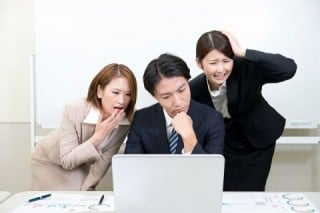 無料のWeb会議システムは料金がかからないのが魅力だが、サポートがないので操作時の不明点やトラブルをすべて自社で解決しなければならない