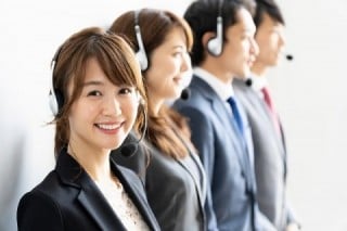 パソコンやWeb会議システムに詳しい社員が退職するリスクも考慮すると、中小企業には有料でも電話サポートがあるサービスのほうが向いている