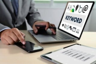 ハッシュタグ分析ツールを用いて、使用頻度が高いハッシュタグを把握・収集する