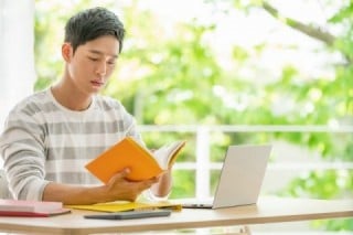 中小企業のホームページ運営やSEO対策の初心者は、まずは本で体系的な知識を付けたほうが成長しやすい