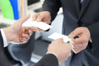 企業ホームページのURLは名刺やパンフレットにも記載されるので、独自ドメインのほうが信頼感をアップできる