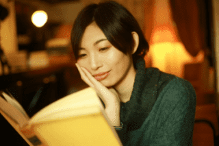 小説や雑誌などの書籍は、基本的に最初のページから順番に読まれていく