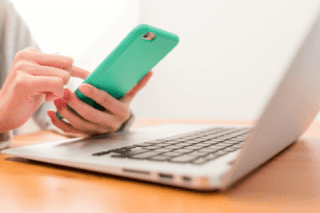 チラシやダイレクトメールを受け取った顧客は、まずはホームページをチェックする