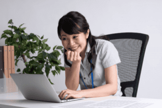 訪問者が抱えている要望やお悩みごと、疑問をファーストビューで刺激し、自分ごと化を促す