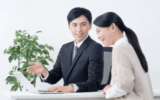 Web関係に詳しい人材が複数人存在しない中小企業では、各種セキュリティ対策を代行してくれる有料CMSや、ホームページ制作会社への委託がお勧め