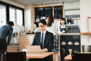 カフェや空港などの無料Wi-Fiには攻撃者が罠を仕掛けている危険性がある