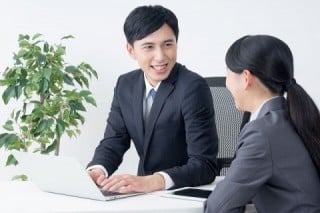 一部の有料CMSサービスやホームページ制作会社に委託した場合は、最初はホームページの編集方法をスタッフが訪問して教えてくれる