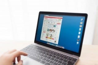 専門知識がないと理解しづらいHTMLなどのプログラミング言語の記述を、ブラウザがWebページへと変換している