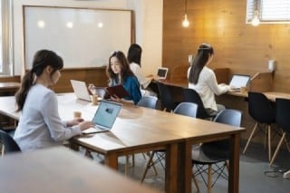 現在は飲食店やショッピングモール、空港などでフリーWi-Fiが普及している