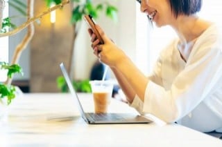 リクエストに応じて、サーバーはWebページのデータを訪問者のパソコンやスマートフォンに提供する