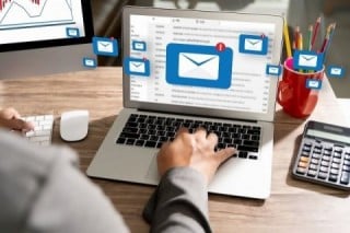 メールサーバーはEメールの送受信で重要な役割を担っている