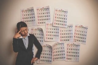 ホームページ制作会社に更新を依頼すると、メール・電話でのやり取りや経費の社内決裁などが必要で手間も時間も浪費してしまう
