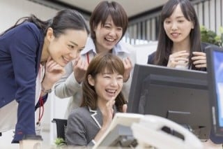 CMSは操作が簡単なので複数のホームページ担当者を設置しやすく、みんなで更新を分担しやすい