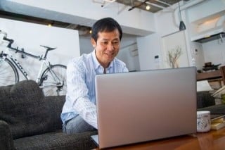 クラウド型のCMSなら災害時に危険を冒してオフィスに出社する必要がなく、自宅のパソコンやスマートフォンから迅速に情報を発信できる