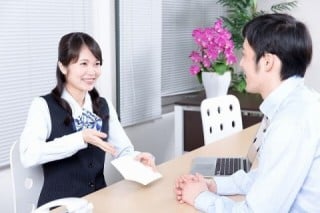 ZMOT段階での情報提供を強化して顧客の購入心理を高めることで、営業スタッフや販売員が口頭で説明する労力を削減できる
