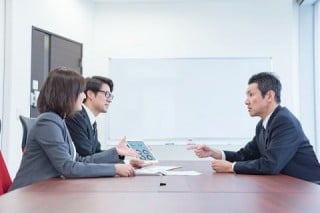 自社に出入りしているコンサルタントや営業マンなどに相談してみる