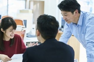 ホームページ担当者が実際にお客様とのコミュニケーションを取った経験が少ない場合は、営業部や店舗スタッフなどに協力してもらうべき
