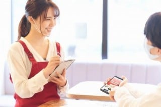 リアル店舗を持つ中小企業であれば、お客様に店内でSNS投稿してもらってその場で特典をプレゼントするのがオススメ