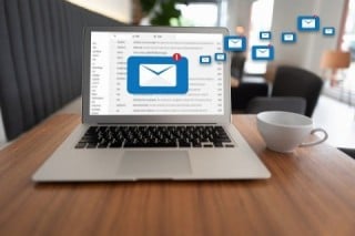 短期間で大量にお客様の声を作る必要がある場合や、店舗スタッフ・営業社員とお客様の関係性がそこまで強くないビジネススタイルの場合は、一斉メールによる依頼が有効