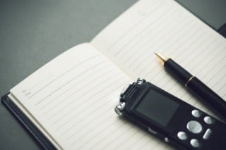 対面インタビューの場合は、予備のICレコーダー（ボイスレコーダー）があると安心