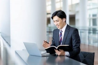 録音の文字起こしをするときはイヤフォンを用意し、あらかじめICレコーダーやスマホからパソコンへ録音ファイルをコピーしておく